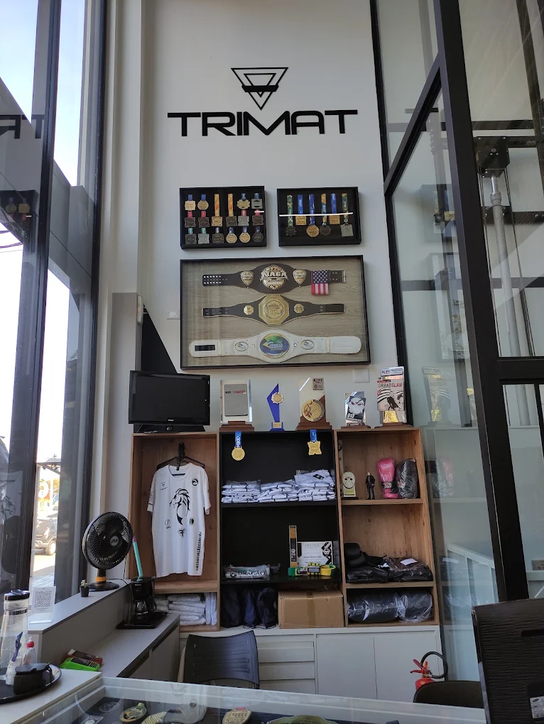 Faixas e títulos expostos na Trimat