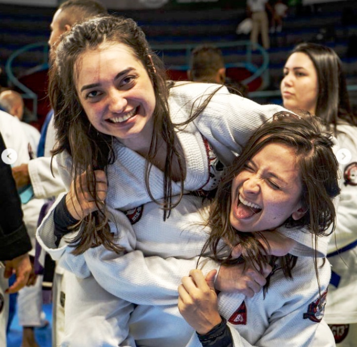 Alunas da Trimat comemorando em competição de jiu-jitsu